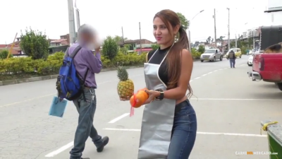 Colombiana Vende Piñas Y Mandarinas Antes De Ir A Follar
