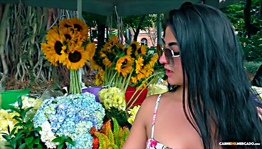 Bonita colombiana Es Convencida Que Deje De Vender Flores Para Coger En Tríos