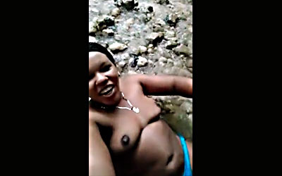 Chapiadora Dominicana Dándose Un Baño En El Río